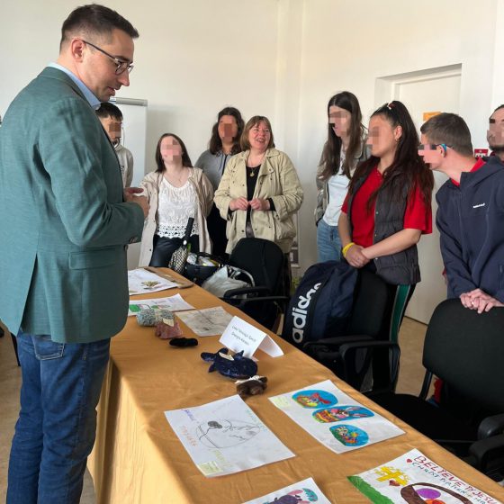 Centrul Comunitar pentru Învățare Permanentă Timiș a găzduit o expoziție dedicată copiilor din școlile incluzive